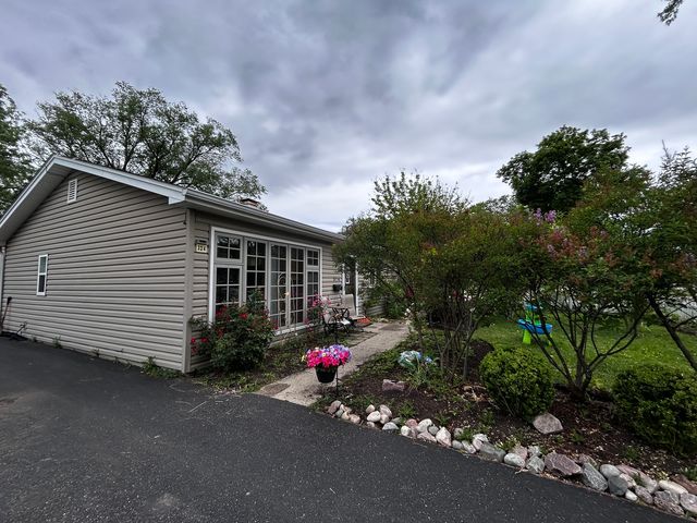 324 N EMERALD Avenue, Mundelein, IL 60060