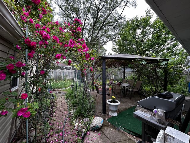 324 N EMERALD Avenue, Mundelein, IL 60060