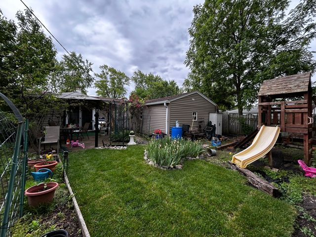 324 N EMERALD Avenue, Mundelein, IL 60060
