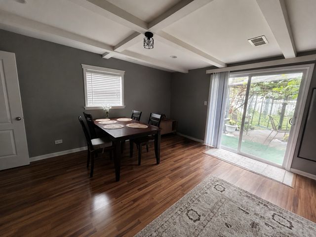 324 N EMERALD Avenue, Mundelein, IL 60060