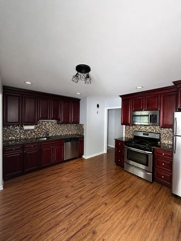 324 N EMERALD Avenue, Mundelein, IL 60060