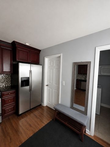 324 N EMERALD Avenue, Mundelein, IL 60060