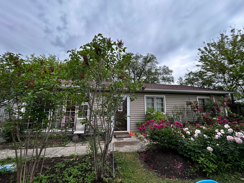 324 N EMERALD Avenue, Mundelein, IL 60060