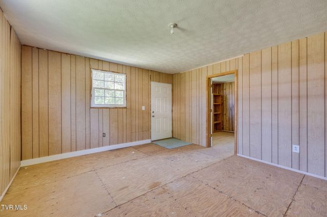 2106 Knob Creek Road, Johnson City, TN 37604