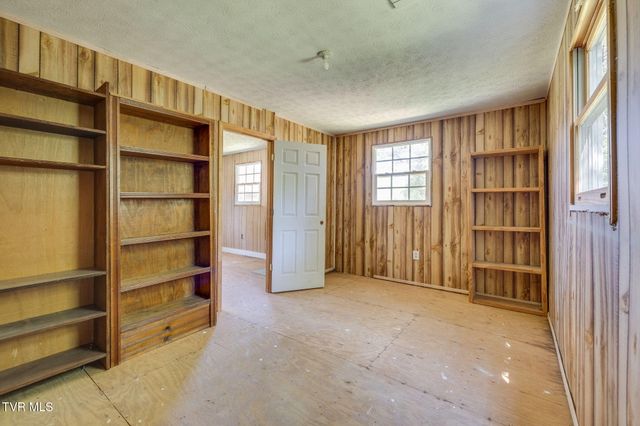 2106 Knob Creek Road, Johnson City, TN 37604