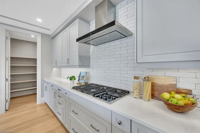 1130 3RD AVE S 512, Naples, FL 34102