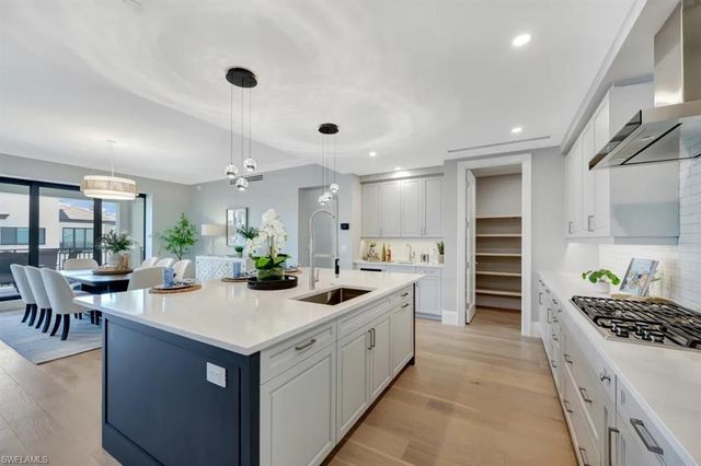 1130 3RD AVE S 512, Naples, FL 34102