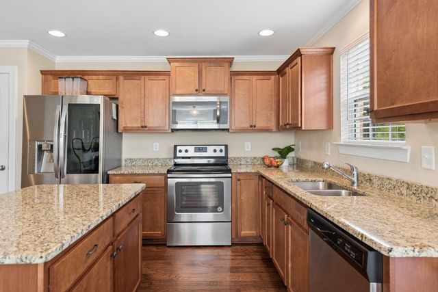 202 Hickory Pointe Dr, Lebanon, TN 37087