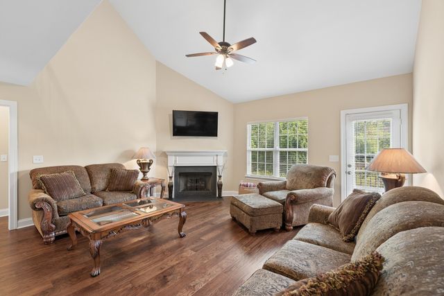 202 Hickory Pointe Dr, Lebanon, TN 37087