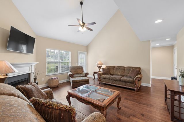 202 Hickory Pointe Dr, Lebanon, TN 37087