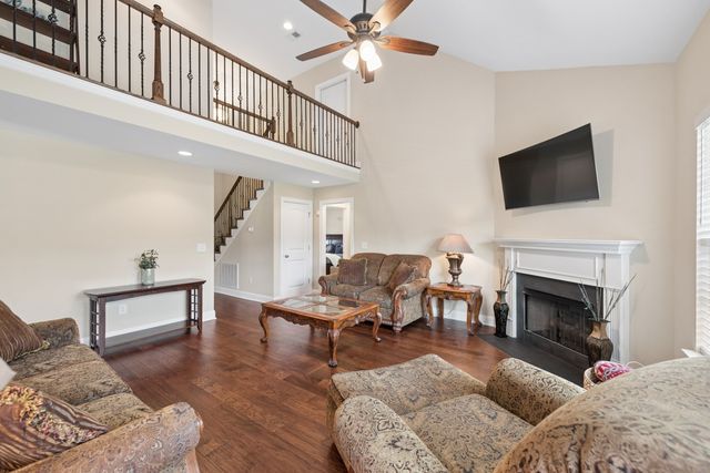 202 Hickory Pointe Dr, Lebanon, TN 37087