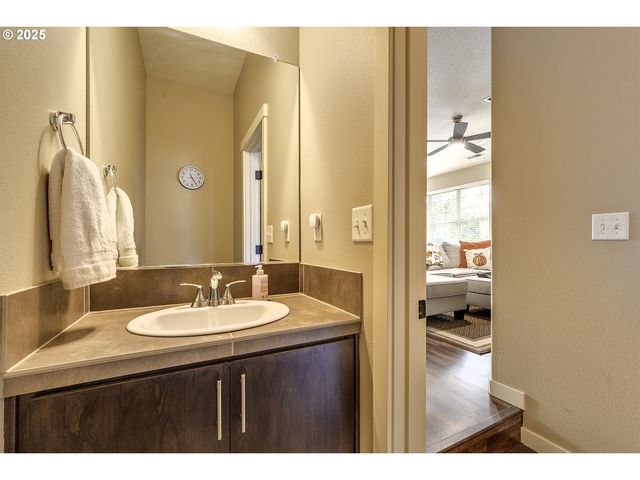 7959 Ne ROCKNE Way, Hillsboro, OR 97006