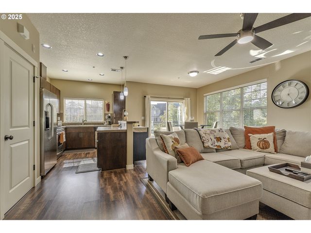 7959 Ne ROCKNE Way, Hillsboro, OR 97006