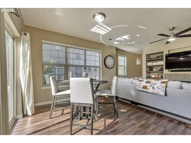 7959 Ne ROCKNE Way, Hillsboro, OR 97006