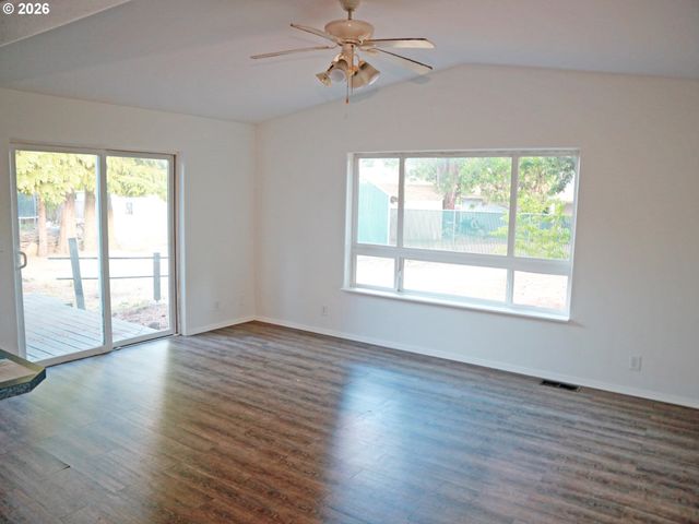 18230 Ne FLANDERS St, Portland, OR 97230