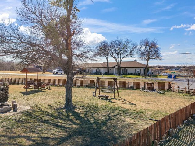 611 Elm Circle, Lake Bridgeport, TX 76426