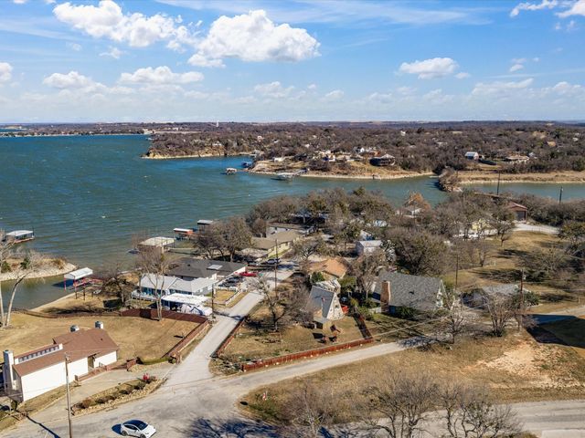 611 Elm Circle, Lake Bridgeport, TX 76426