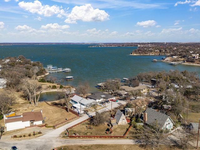 611 Elm Circle, Lake Bridgeport, TX 76426