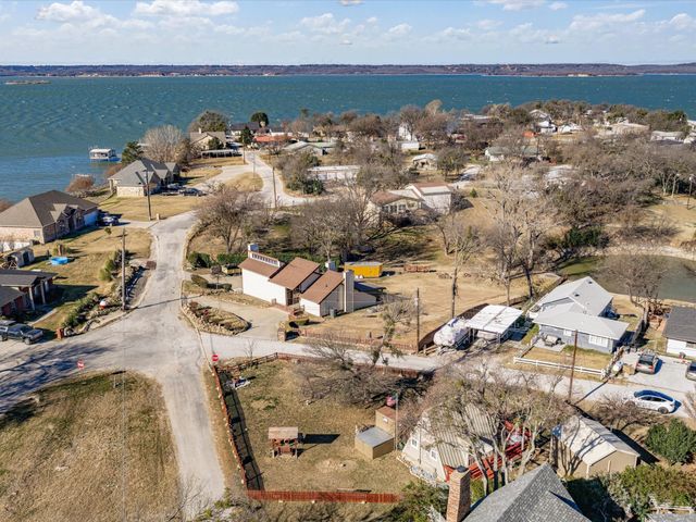 611 Elm Circle, Lake Bridgeport, TX 76426