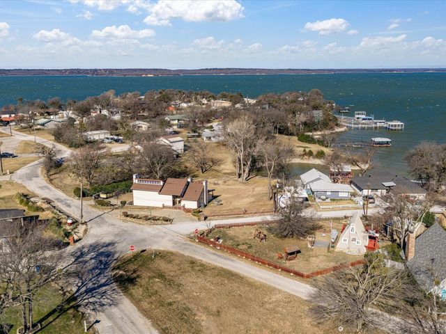 611 Elm Circle, Lake Bridgeport, TX 76426