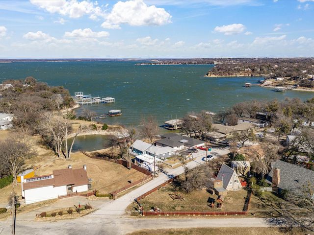 611 Elm Circle, Lake Bridgeport, TX 76426