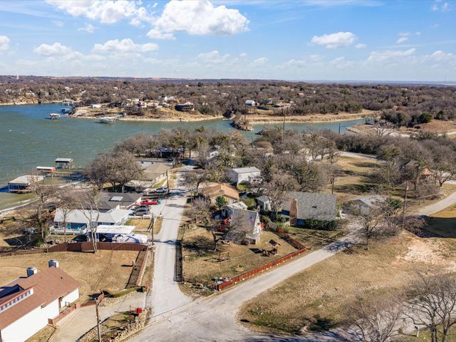 611 Elm Circle, Lake Bridgeport, TX 76426