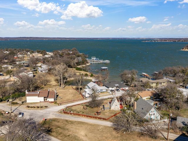 611 Elm Circle, Lake Bridgeport, TX 76426