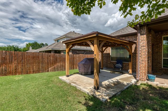 10 Ashlawn Court, Edgecliff Village, TX 76134