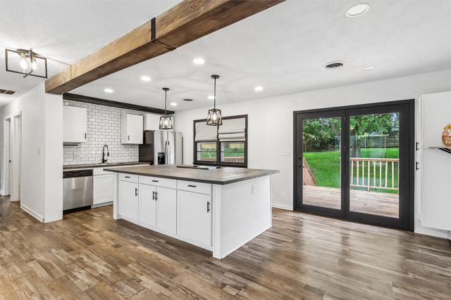4828 Fairview Drive, Pleasant Hill, IA 50327