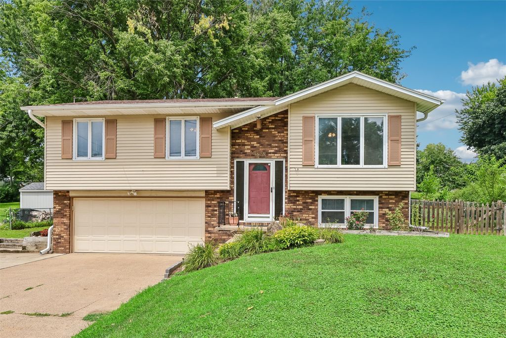 4828 Fairview Drive, Pleasant Hill, IA 50327