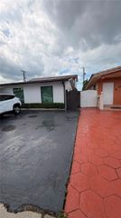 10370 SW 24th St B, Miami, FL 33165