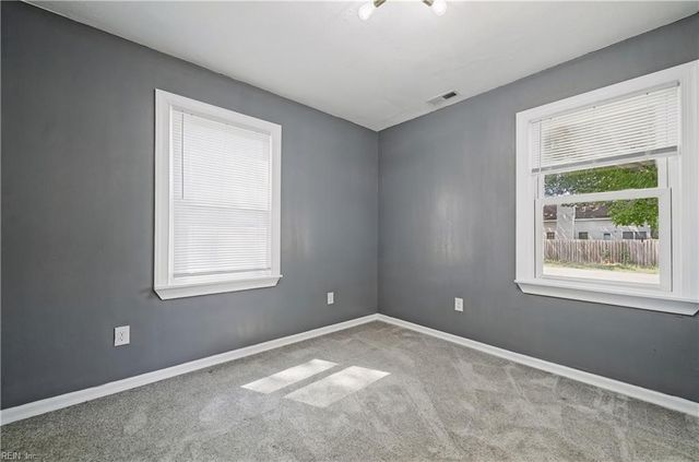 8 McDonald RD, Hampton, VA 23669