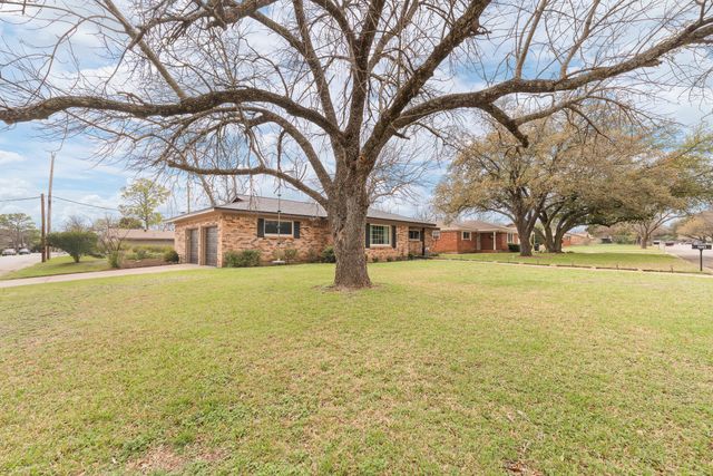 1001 Princeton Place, Cleburne, TX 76033
