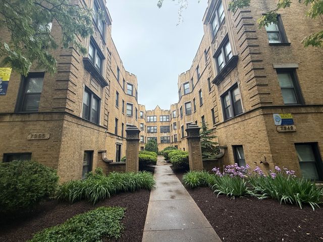 7351 N Damen Avenue 18, Chicago, IL 60645