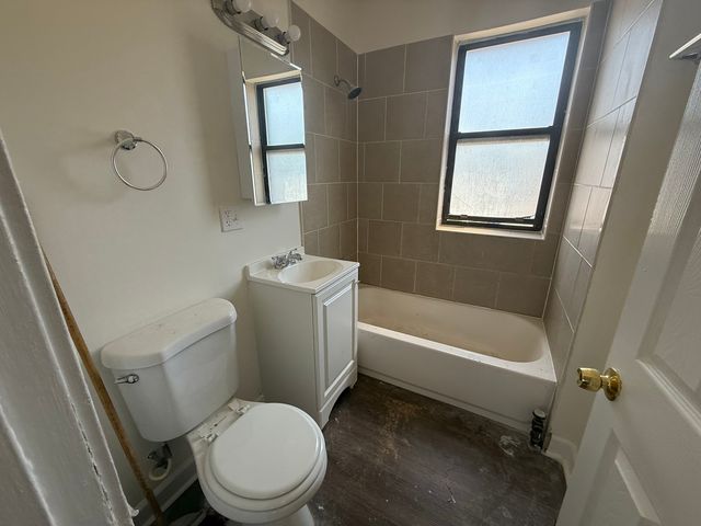 7351 N Damen Avenue 18, Chicago, IL 60645