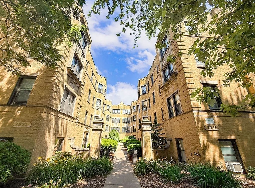 7351 N Damen Avenue 18, Chicago, IL 60645
