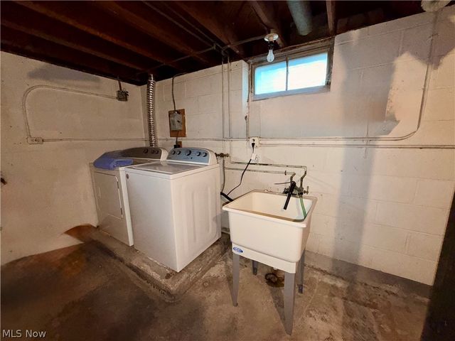 1754 Sunview Road, Lyndhurst, OH 44124