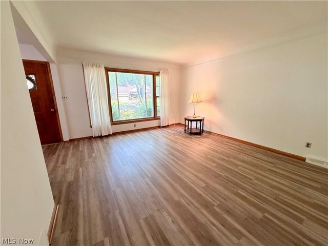 1754 Sunview Road, Lyndhurst, OH 44124