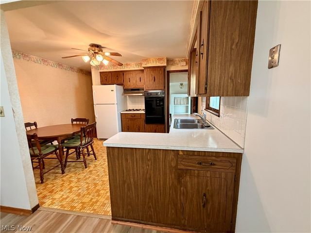 1754 Sunview Road, Lyndhurst, OH 44124