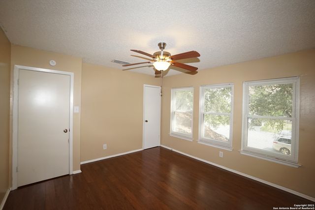 811 MEADOW SCAPE, Converse, TX 78109