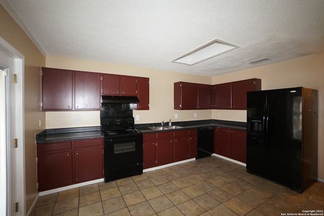 811 MEADOW SCAPE, Converse, TX 78109