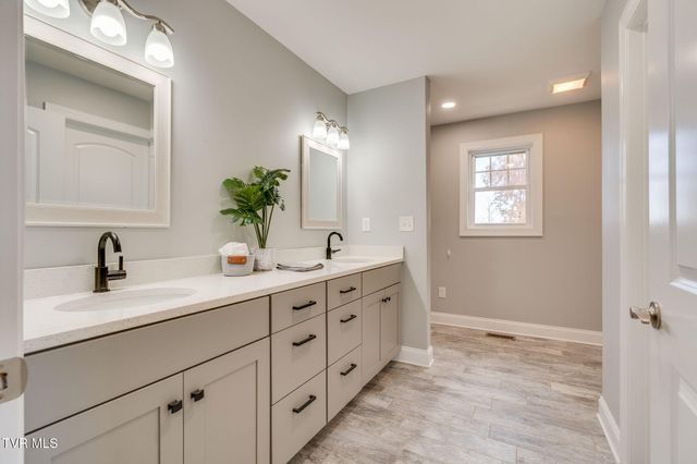 296 Allenwood Drive, Surgoinsville, TN 37873