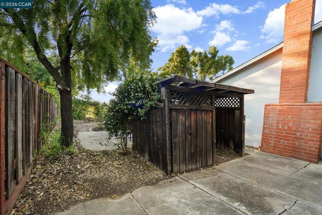 1842 Woodsdale Ct, Concord, CA 94521