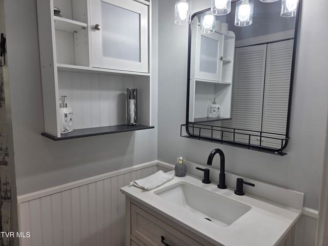 447 Pine Street, Mount Carmel, TN 37645