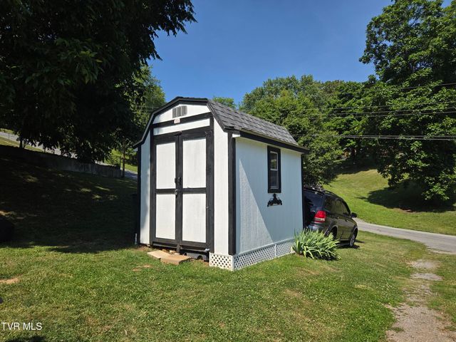 447 Pine Street, Mount Carmel, TN 37645