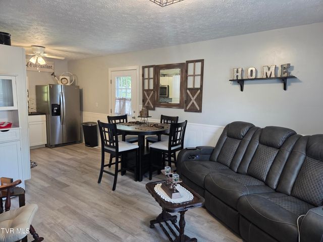 447 Pine Street, Mount Carmel, TN 37645