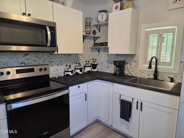 447 Pine Street, Mount Carmel, TN 37645