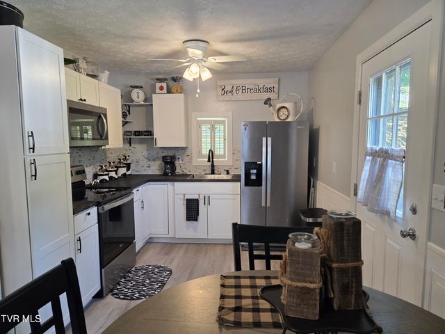 447 Pine Street, Mount Carmel, TN 37645