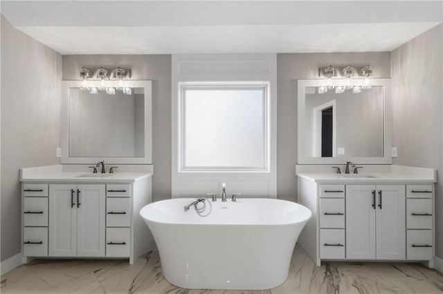 8841 N KENTUCKY Avenue, Kansas City, MO 64157