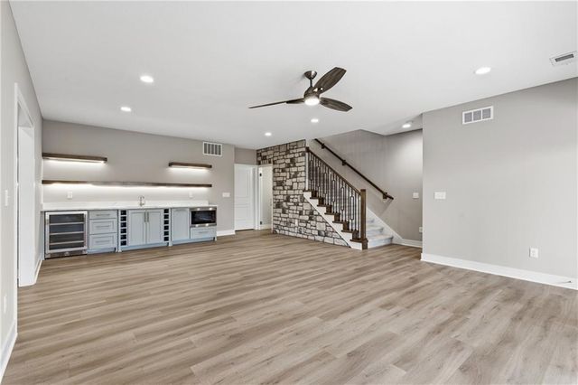 8841 N KENTUCKY Avenue, Kansas City, MO 64157